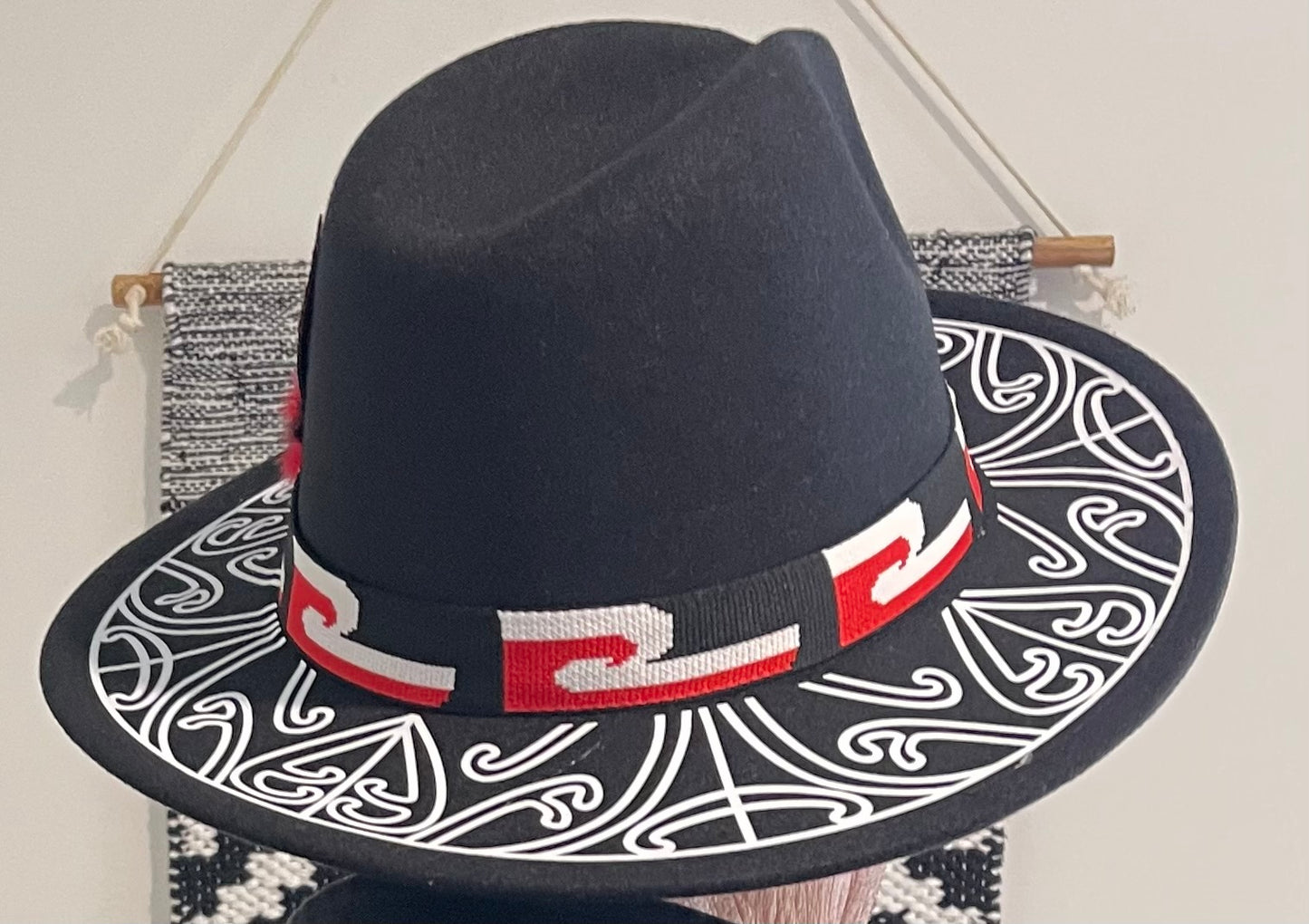 Large 63 cm Potae - Black Fedora Felt Hat with the Maori flag