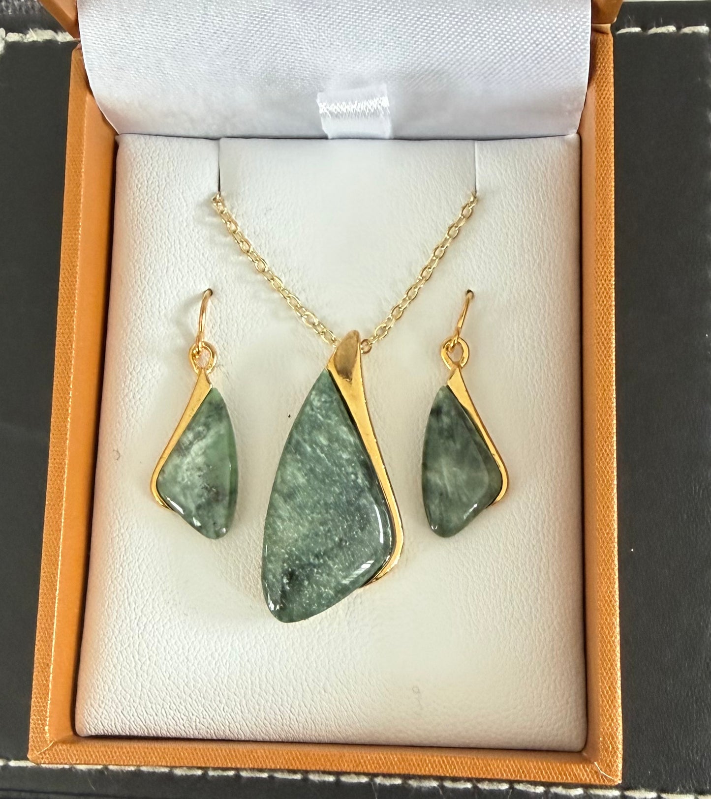Pounamu drop Set crafted in the Wairararpa