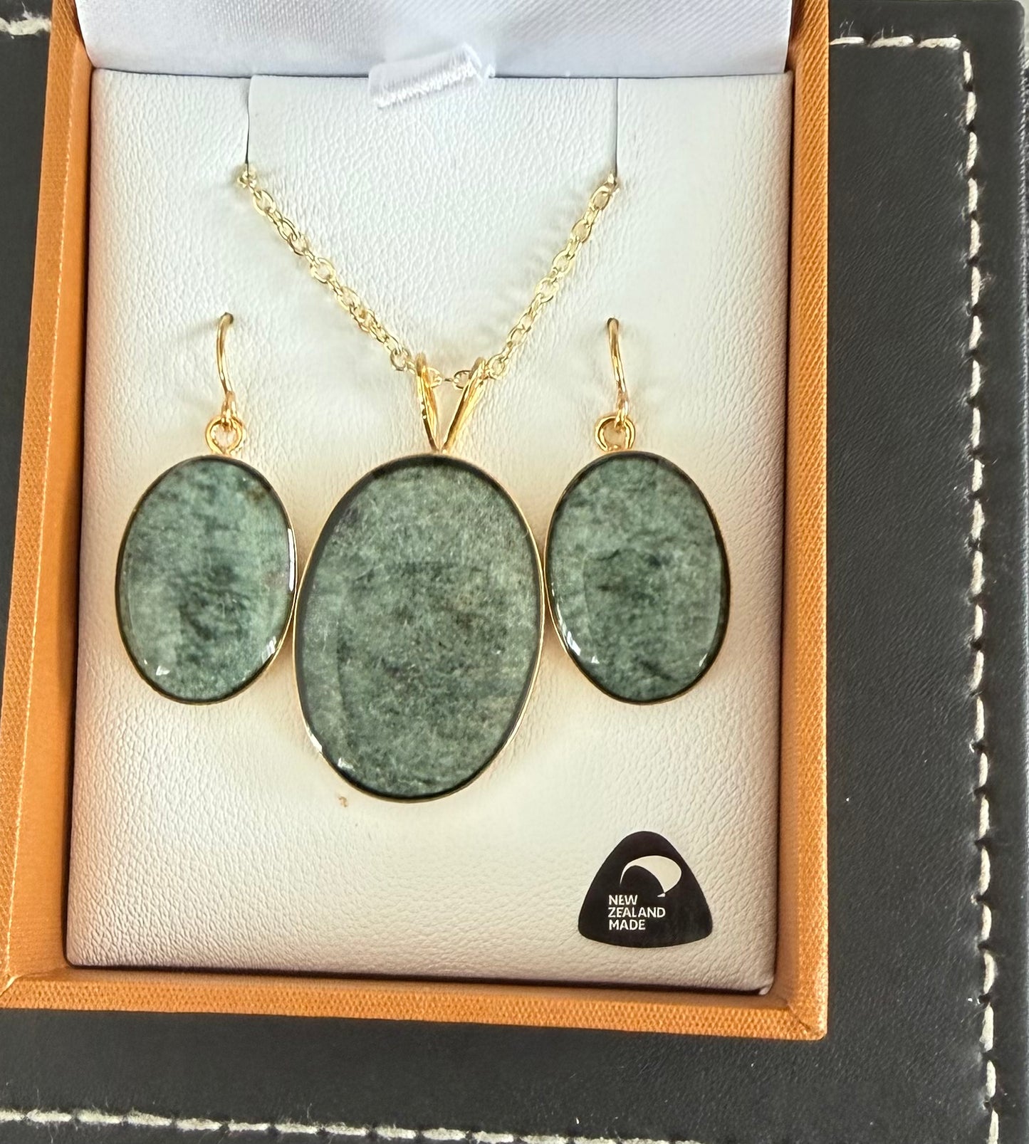Pounamu drop Set crafted in the Wairararpa