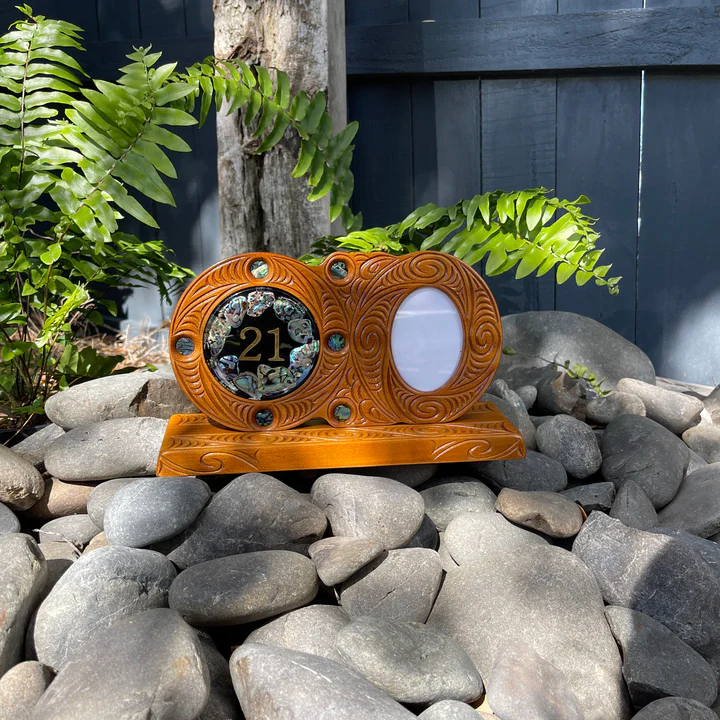 Oval 21 Paua Disc Photo Stand - 21st Keys