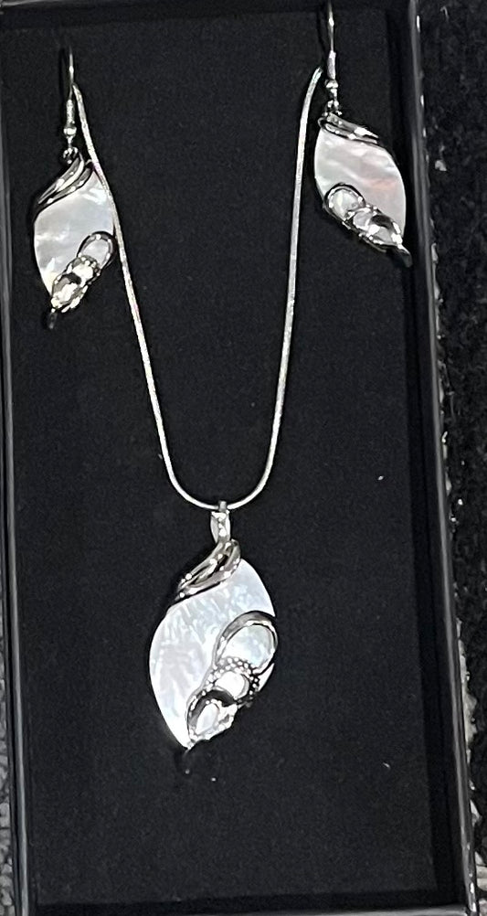 White Mother of pearl Necklace and Earrings