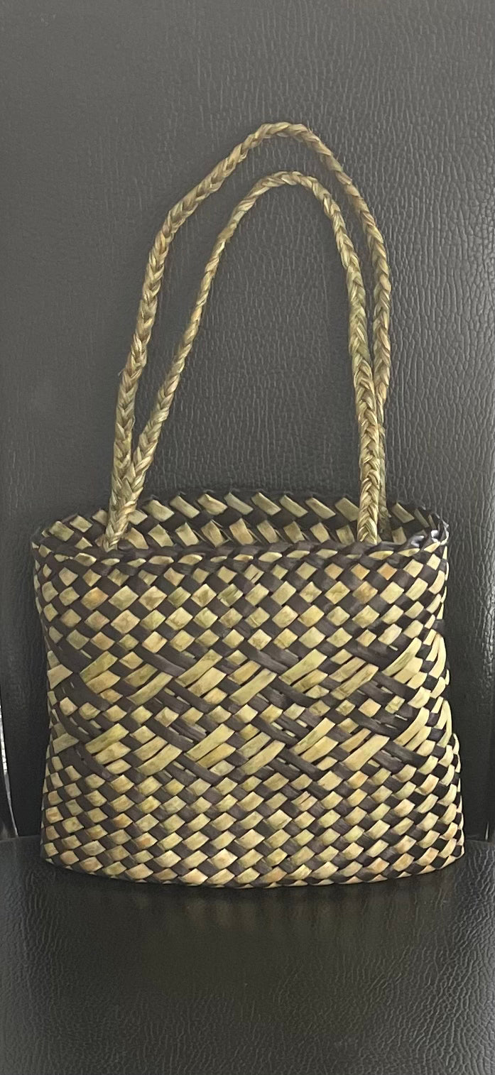 Flax Kete - black and natural