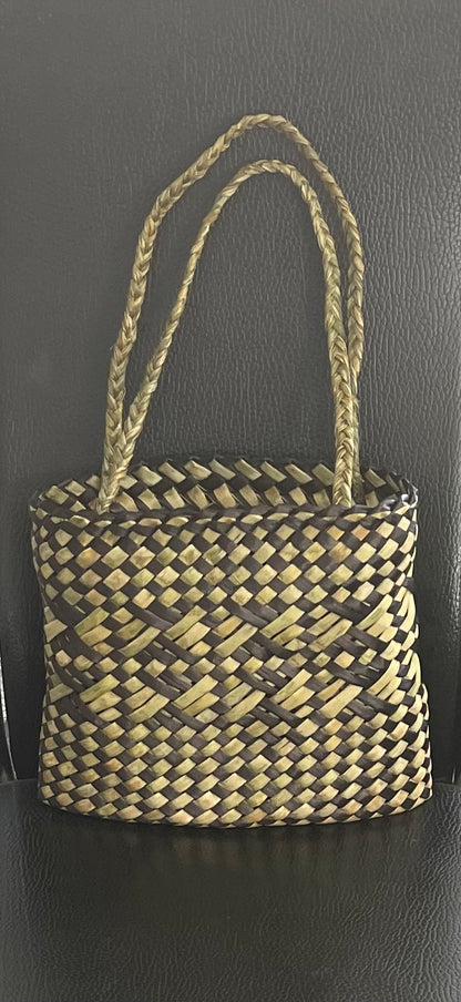 Flax Kete - black and natural