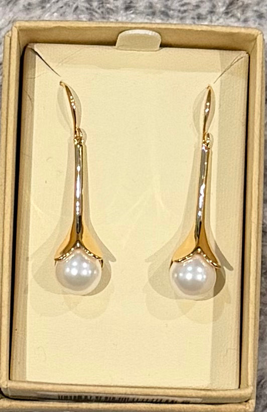 Gold lily flower with a pearl Earrings