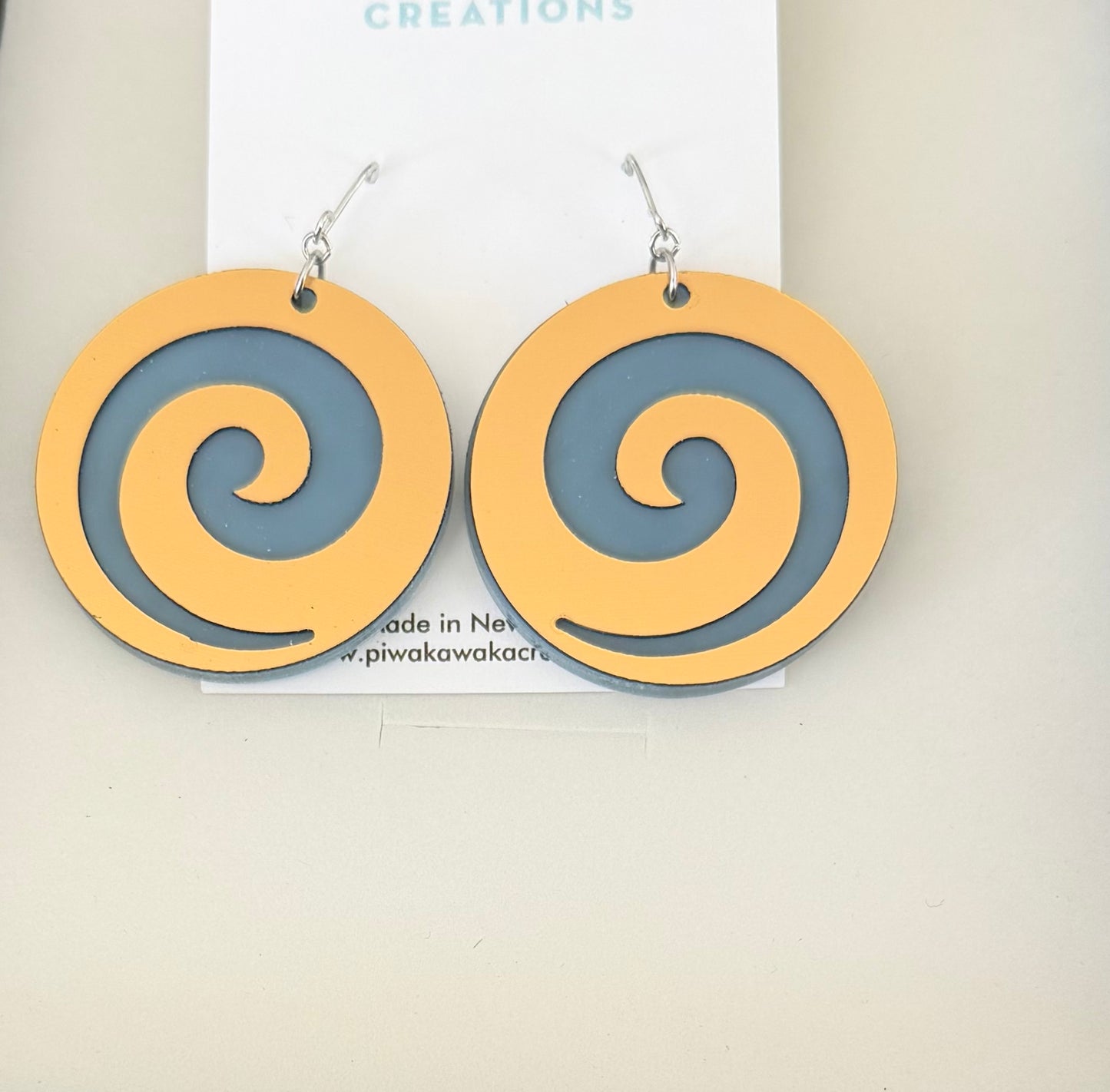 Maori Design Resin - grey Gold Earrings