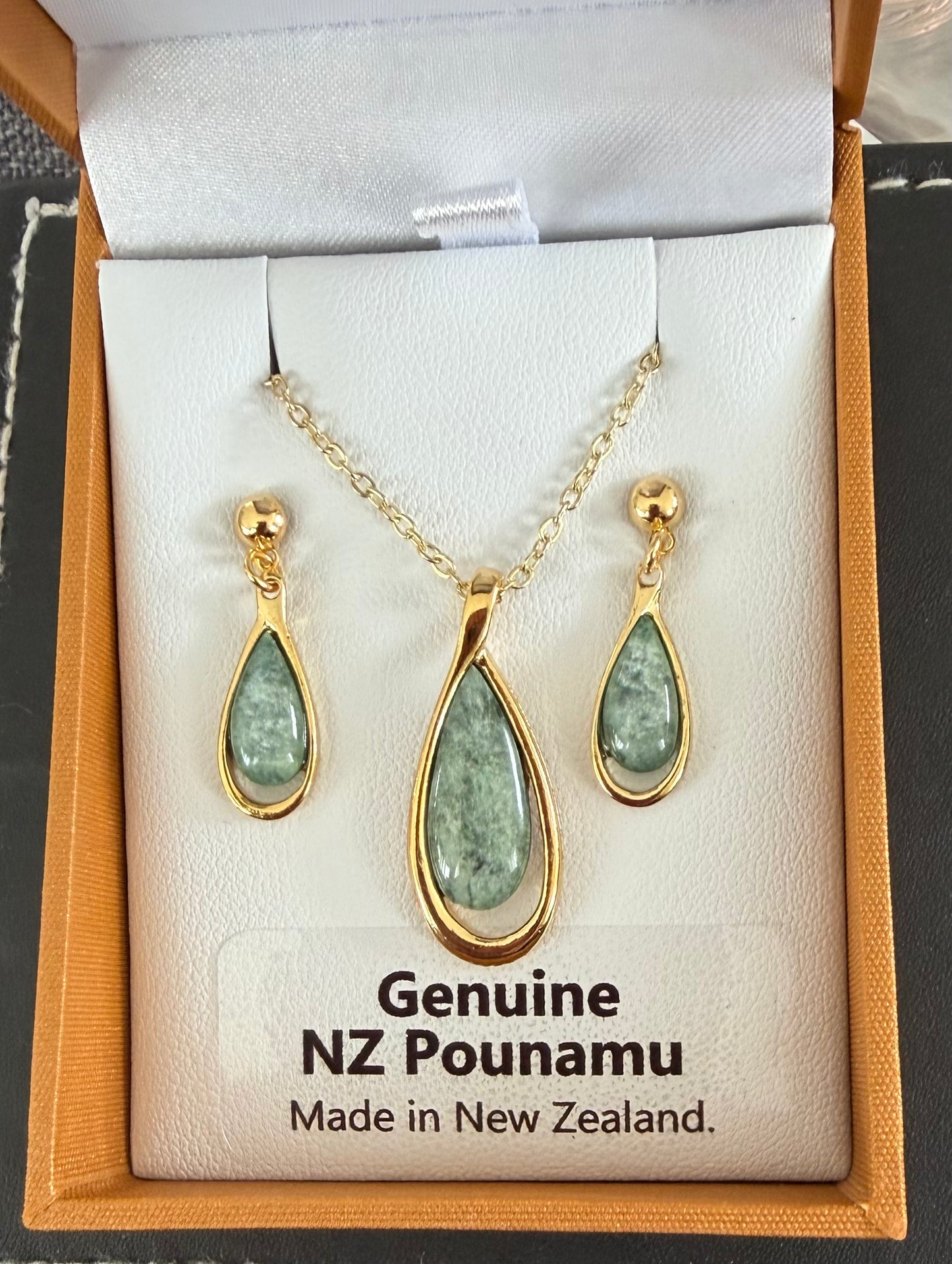 Pounamu drop Set crafted in the Wairararpa